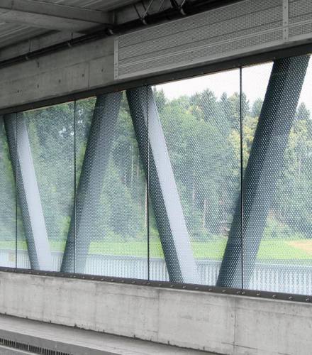 Звукоізоляційна стіна: BIRDprotect STREET і SWISSLAMEX ColorPrint